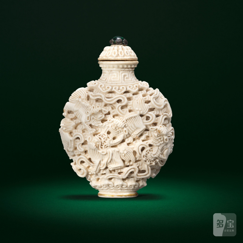 清嘉慶 瓷胎鏤雕獅子戲球紋鼻煙壺 | A WHITE-GLAZED RETICULATED 'BUDDHIST LIONS' SNUFF BOTTLE AND STOPPER - 图3